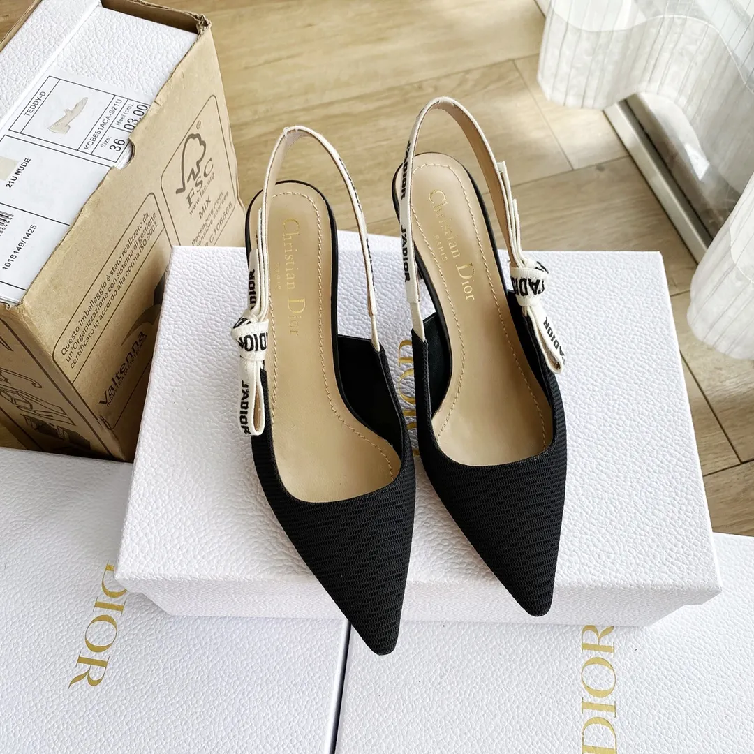 👟👟Ex-factory price 440👟👟 Developed one-to-one from the original version, 👠👠✨ ✨Dior’s popular sandals are new🔥 🔥 The same style as the most popular internet celebrities and celebrities of the year💁 💁. Imported fabric, lining and feet are made of calfskin lining🐑. Original molded heel, heel height 10Cm 6.5cm💘 Original molded metal outsole with five-pointed star LOGO mark✨. Original bow, 💅 Italian leather outsole. 👄💋 Full set of packaging (bags, cards, invoices, one-to-one wrapping paper) 34 40 41 customized